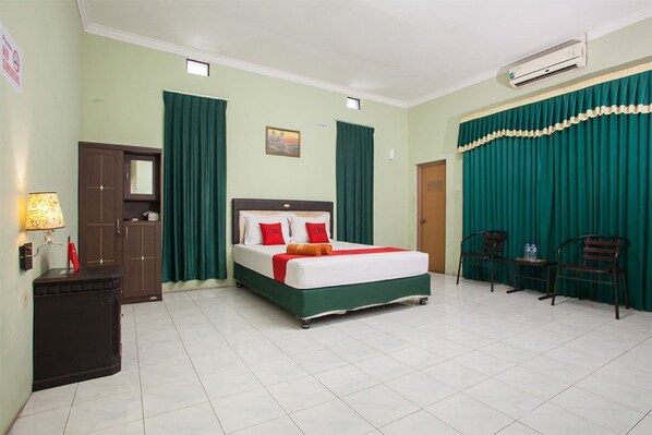 Desk, free WiFi, bed sheets