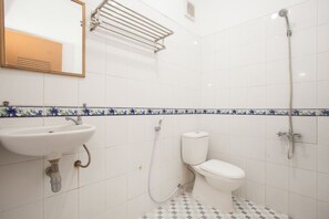Shower, free toiletries, towels