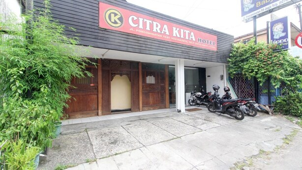 A hotel named CITRA KITA with a signboard, a wooden entrance, and motorcycles parked outside. - RedDoorz near Kranggan Tugu Jogja (Yogyakarta)