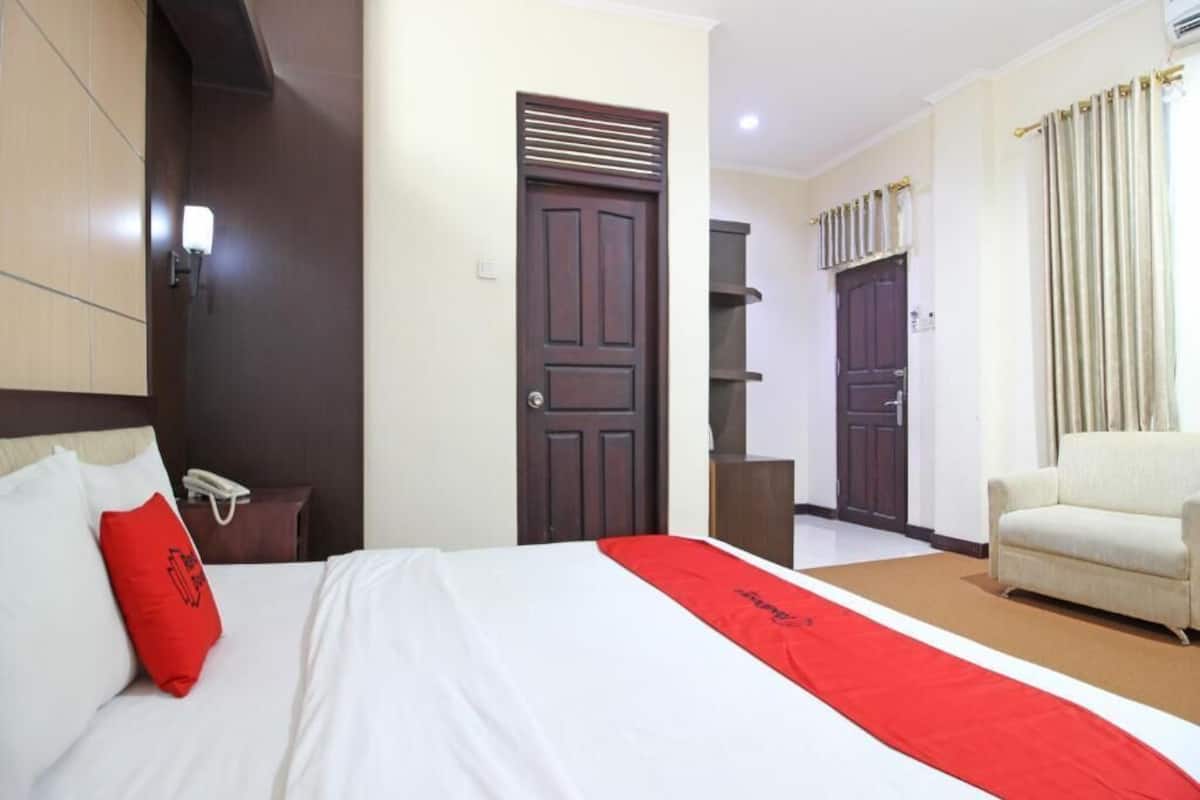 Desk, free WiFi, bed sheets