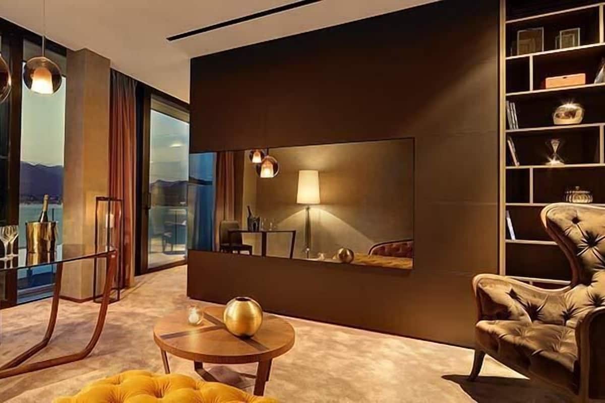 Grand Suite | Down comforters, in-room safe, laptop workspace, soundproofing