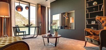 Grand Suite | Down comforters, in-room safe, laptop workspace, soundproofing