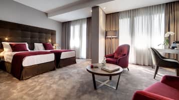 Une chambre d’hôtel avec un grand lit, un bureau, une chaise et une table basse.