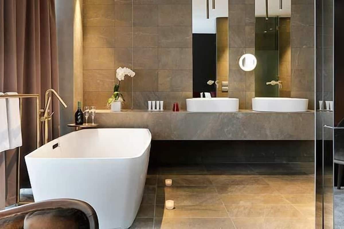 grand suite | bathroom | free toiletries, hair dryer, bathrobes, slippers
