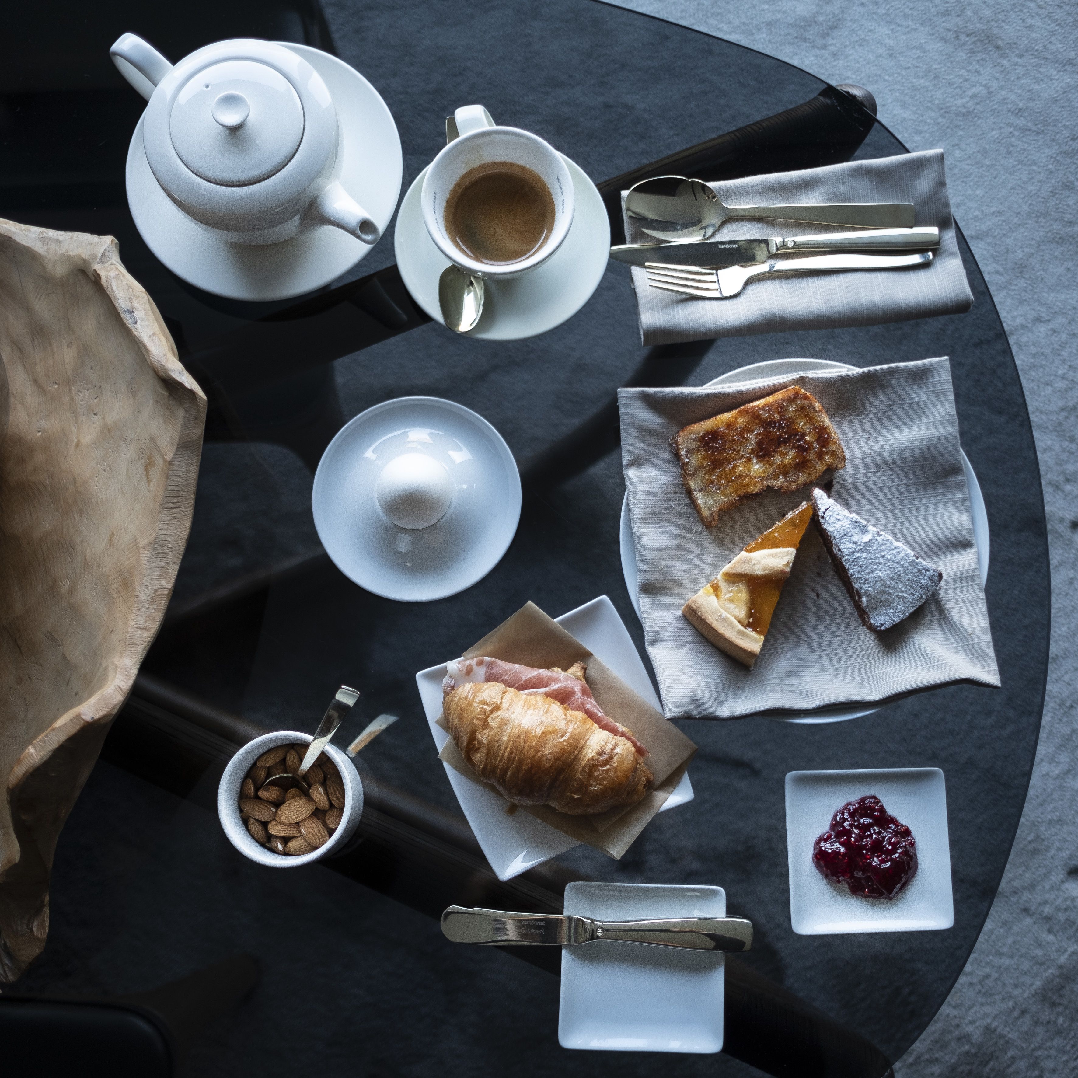 daily continental breakfast (eur 25 per person)