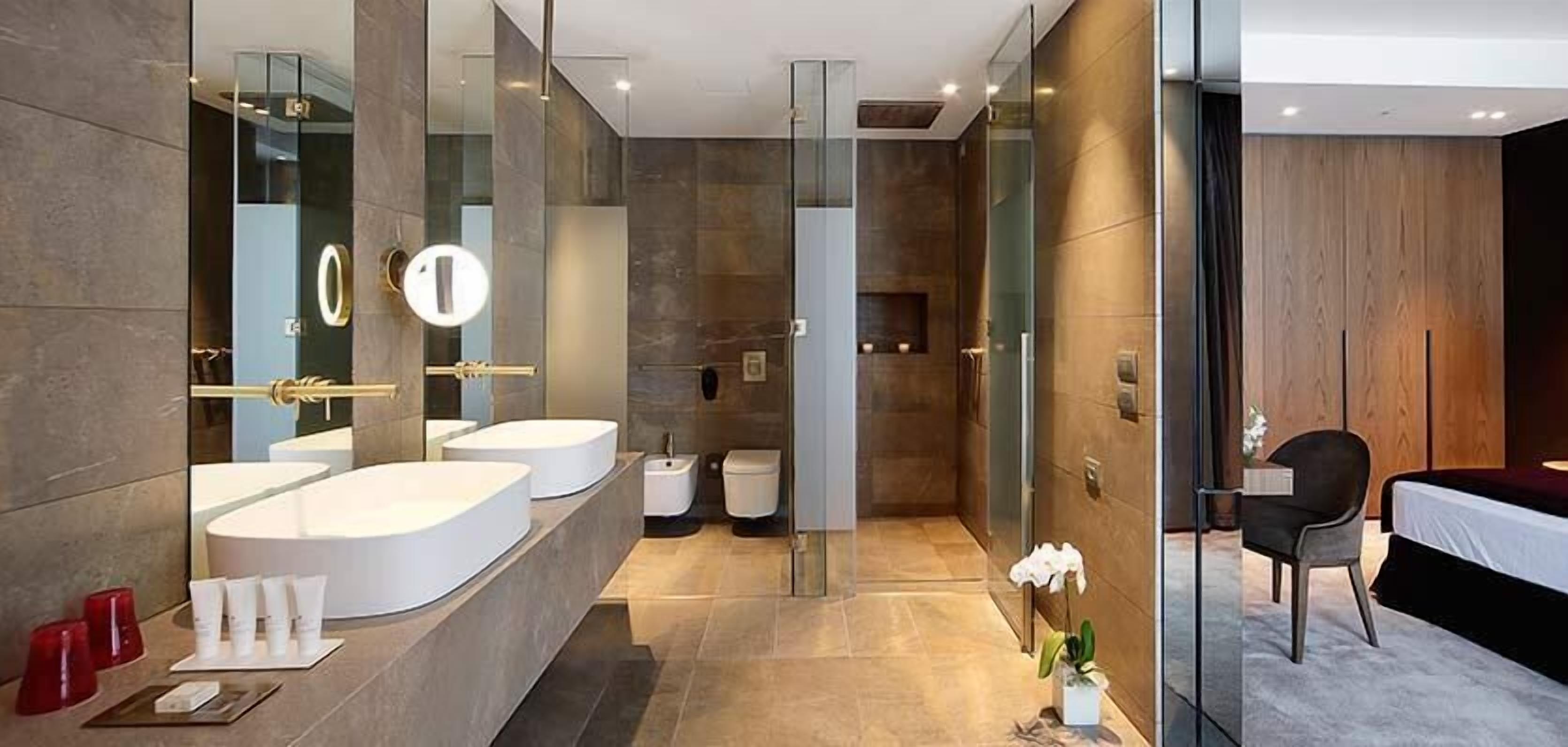 grand suite | bathroom | free toiletries, hair dryer, bathrobes, slippers