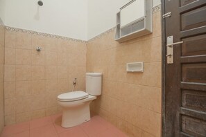 Tweepersoonskamer | Badkamer | Een douche, gratis toiletartikelen, handdoeken