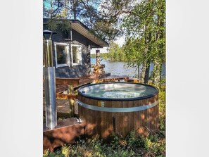 Outdoor spa tub