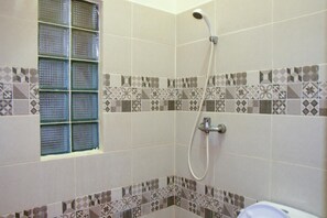 Ducha, artículos de higiene personal gratuitos y toallas