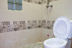 Shower, free toiletries, towels - RedDoorz near Mangga Dua Square (Jakarta)