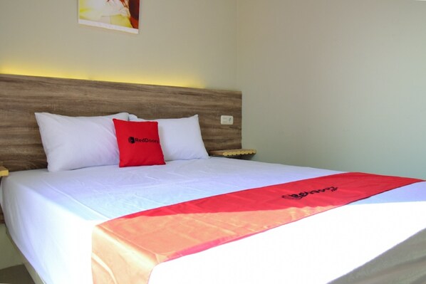 Desk, free WiFi, bed sheets - RedDoorz near Mangga Dua Square (Jakarta)