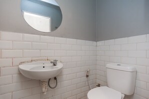 Dusche, kostenlose Toilettenartikel, Handtücher