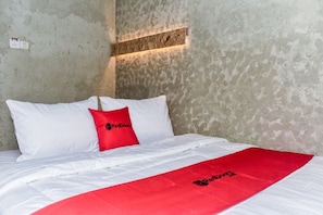 Desk, free WiFi, bed sheets - RedDoorz Plus @ Kemayoran (Jakarta)