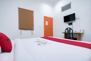 Desk, free WiFi, bed sheets - RedDoorz Syariah near Exit Toll Puncak (Ciawi)