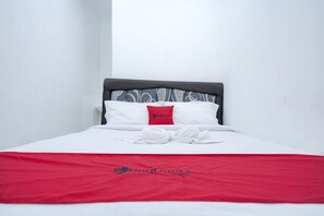 Escritorio, wifi gratis y ropa de cama 