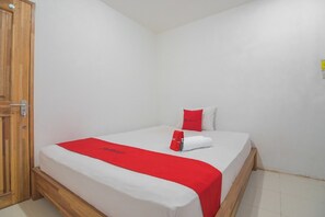 Desk, free WiFi, bed sheets - RedDoorz near Gajah Mada Pontianak (Pontianak)