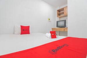 Double Room | Desk, free WiFi, bed sheets - RedDoorz near Gajah Mada Pontianak (Pontianak)