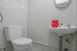 Shower, free toiletries, towels - RedDoorz near Gajah Mada Pontianak (Pontianak)