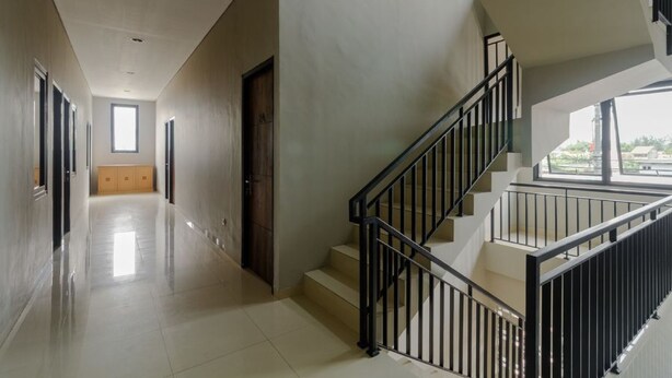 Ein modernes Interieur mit Treppe, Flur und einer Tür zu einem Raum.