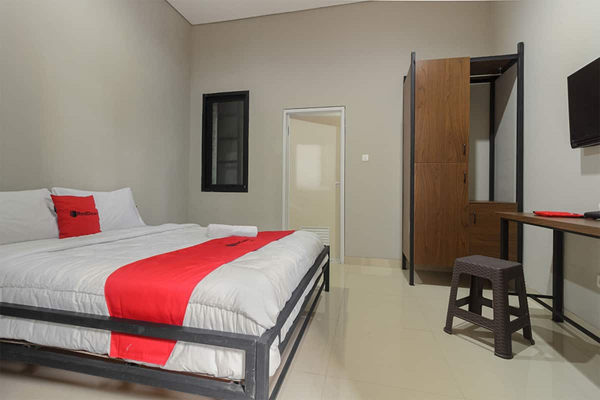 Double Room | Desk, free WiFi, bed sheets