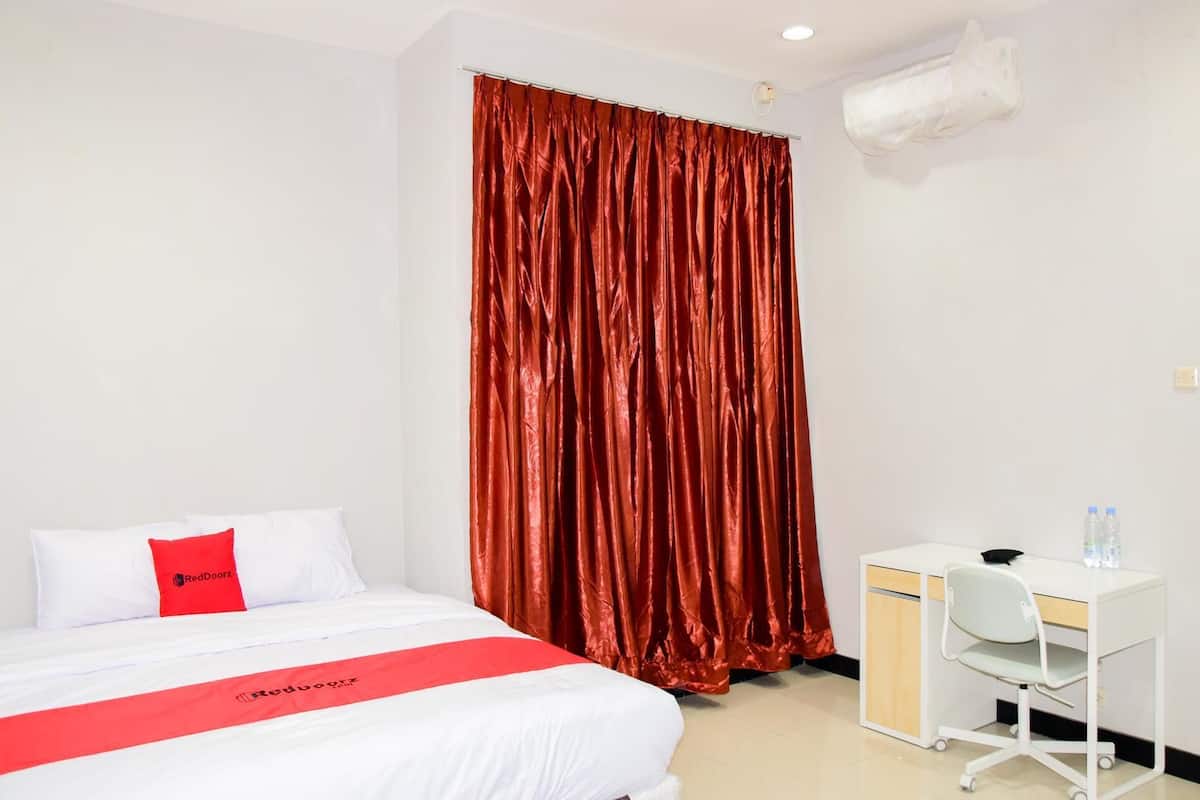 Desk, free WiFi, bed sheets