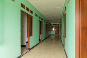 Hallway - RedDoorz @ Cibogo Puncak Bogor 2 (Megamendung)