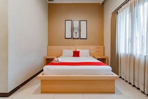 Desk, free WiFi, bed sheets