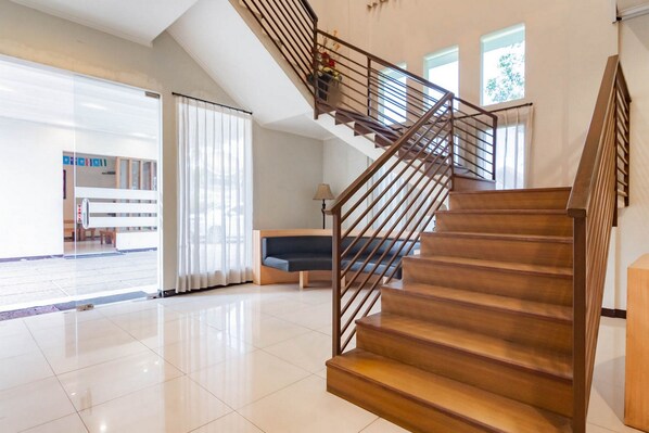 Lobby sitting area - RedDoorz @ Sersan Bajuri Atas (Parongpong)