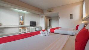 Una habitación de hotel moderna con dos camas, un escritorio, un televisor y una alfombra roja.