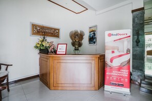 Reception - RedDoorz Syariah near Gelora Delta Sidoarjo (Sidoarjo)
