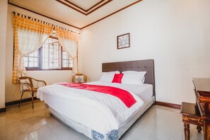 Standard Room, Shared Bathroom | Desk, free WiFi, bed sheets - RedDoorz Syariah near Gelora Delta Sidoarjo (Sidoarjo)