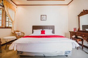 Standard Room, Shared Bathroom | Desk, free WiFi, bed sheets