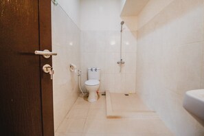 Standard Room, Shared Bathroom | Bathroom | Shower, free toiletries, towels - RedDoorz Syariah near Gelora Delta Sidoarjo (Sidoarjo)