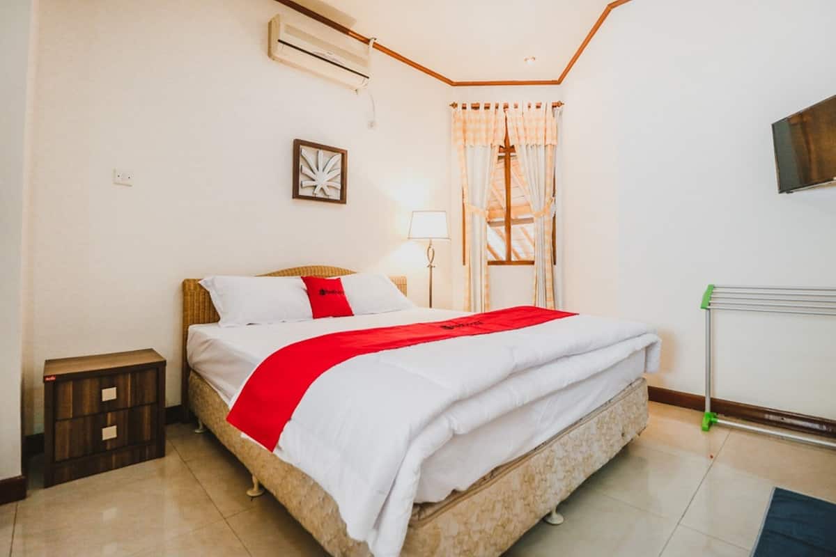 Desk, free WiFi, bed sheets