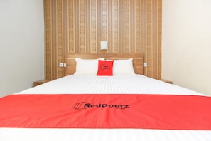 Desk, free WiFi, bed sheets - RedDoorz near Jogja Kembali Monument 3 (Ngaglik)