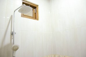 Kamar Double | Kamar mandi | Shower, perlengkapan mandi gratis,  dan handuk