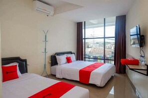 Family Room - RedDoorz near Malioboro Mall 2 (Yogyakarta)