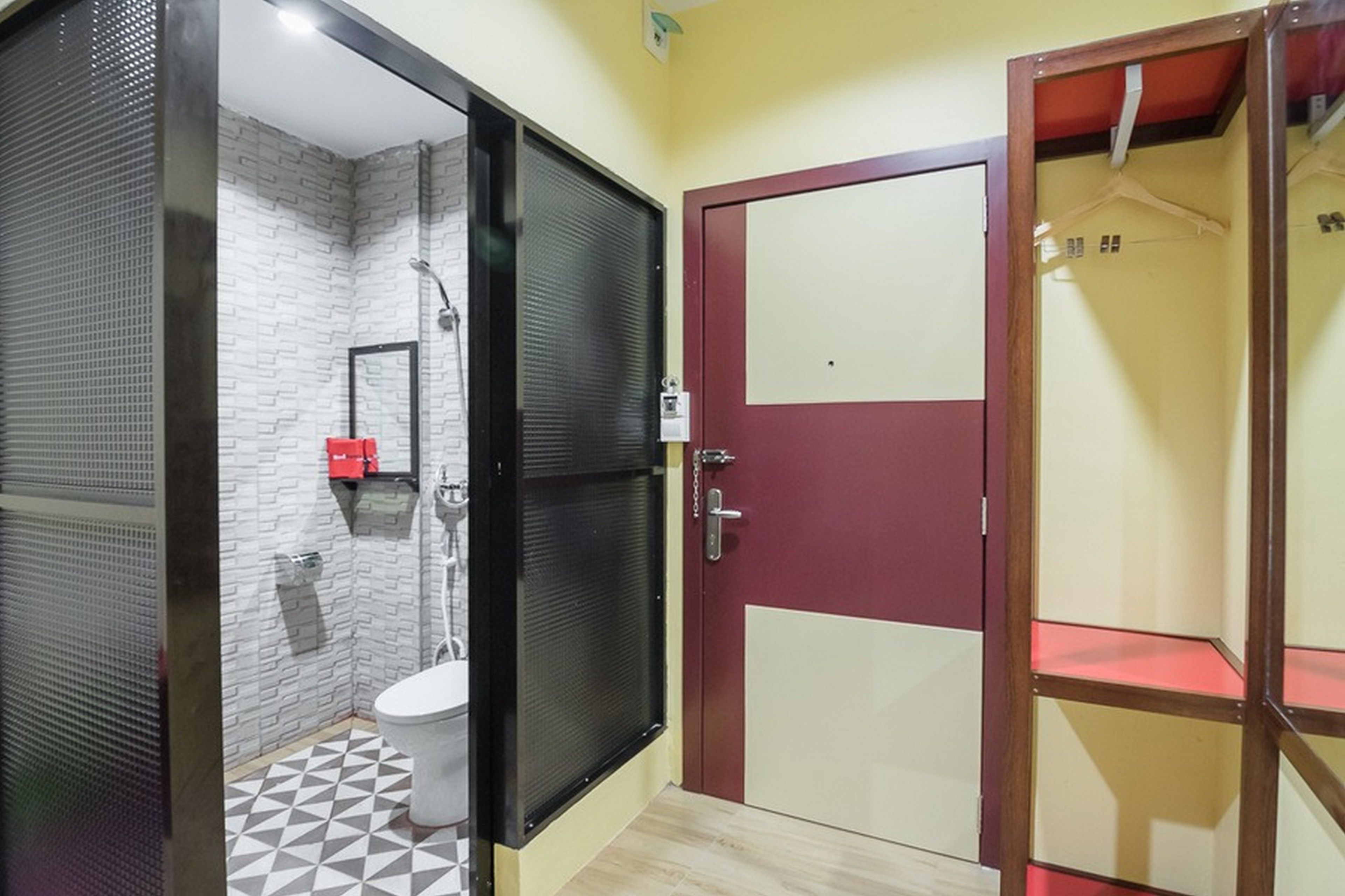 Double Room | Bathroom | Shower, free toiletries, towels