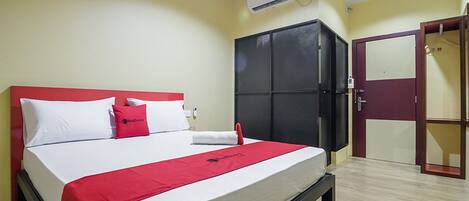 Escritorio, wifi gratis y ropa de cama