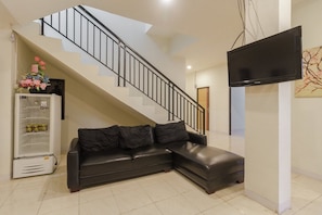 Habitación doble | Área de sala de estar | Televisión de pantalla plana 