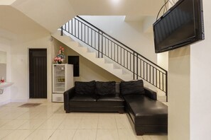 Tweepersoonskamer | Woonruimte | Een flatscreentelevisie