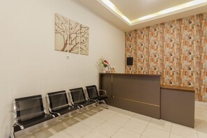Reception - RedDoorz Syariah near AP Pettarani 3 (Makassar)