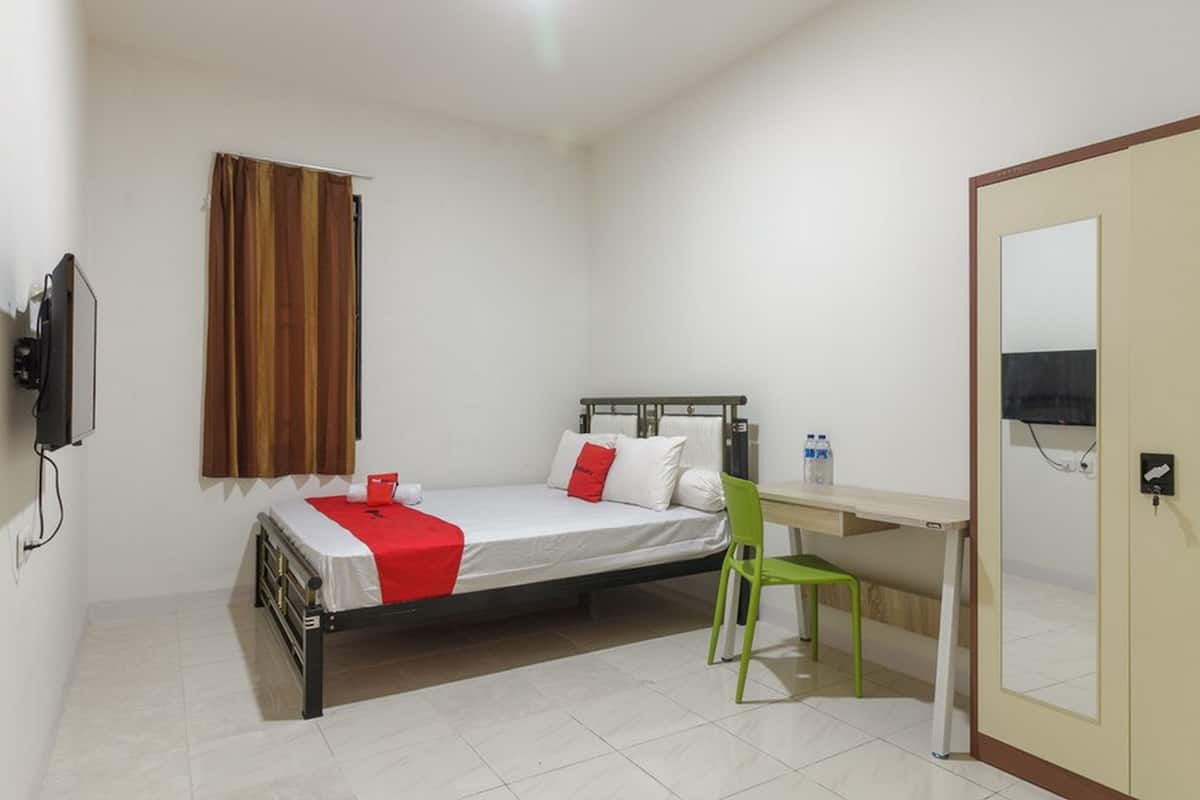 Desk, free WiFi, bed sheets
