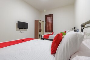 Desk, free WiFi, bed sheets - RedDoorz Syariah near AP Pettarani 3 (Makassar)