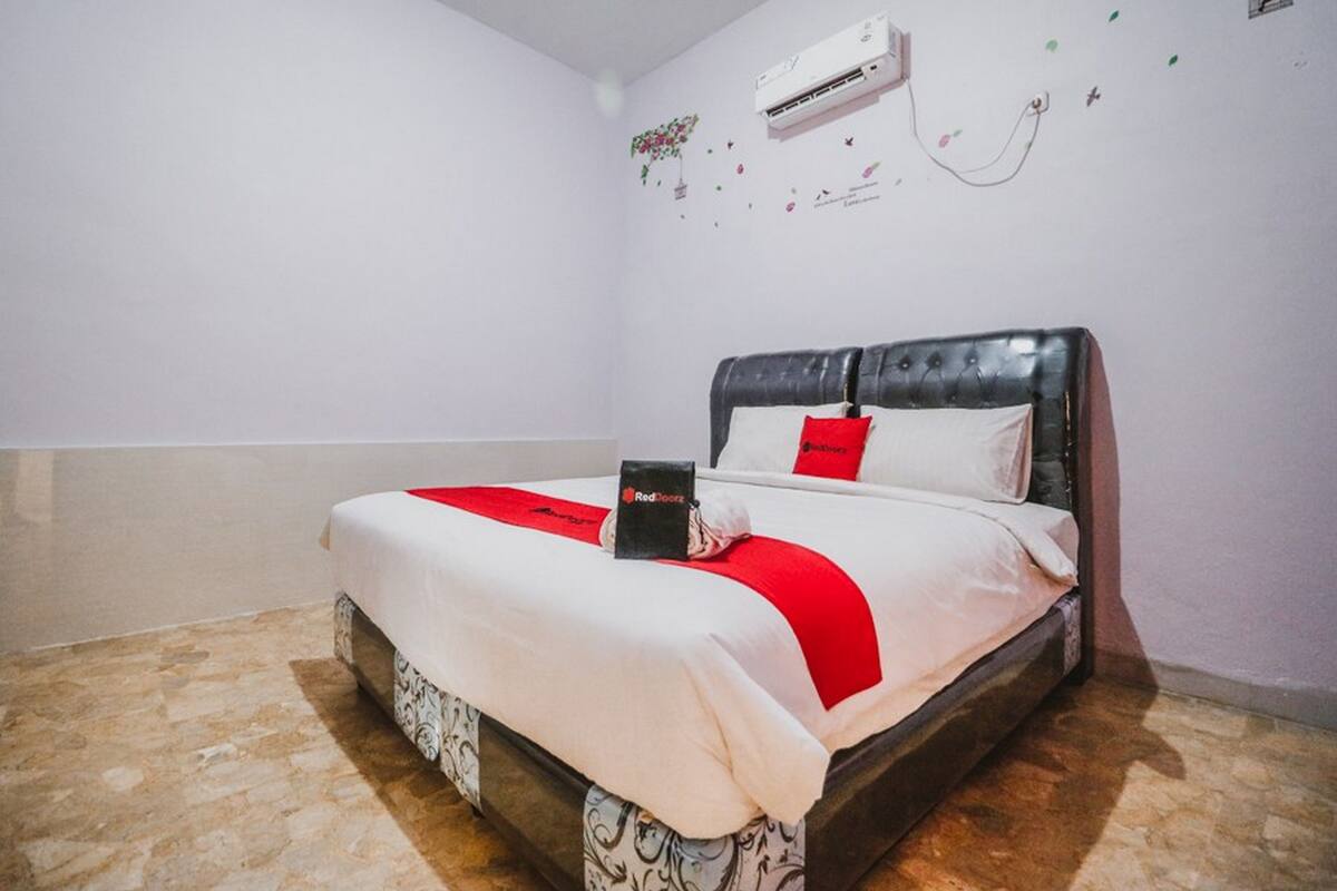 Escritorio, wifi gratis y ropa de cama