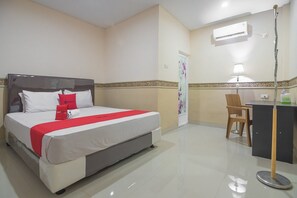 Desk, free WiFi, bed sheets
