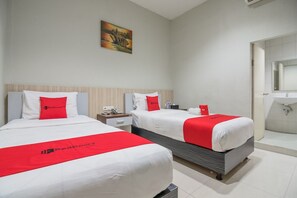 Chambre avec lits jumeaux | Bureau, Wi-Fi gratuit, draps fournis