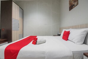 Double Room | Desk, free WiFi, bed sheets - RedDoorz Plus near Simpang Rimbo Jambi (Jambi)