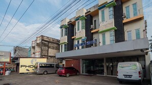 Un hôtel doté d’une façade moderne, de nombreux balcons et d’une enseigne bien visible.