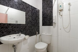 Shower, free toiletries, towels
